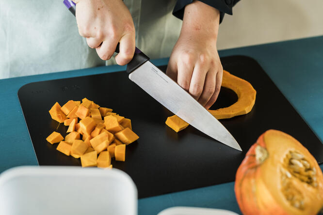 Tupperware Planche Flex Flexible Schneidunterlage -man kann Seiten hochbiegen und das Geschnittene sicher in einen Top oder Behälter geben