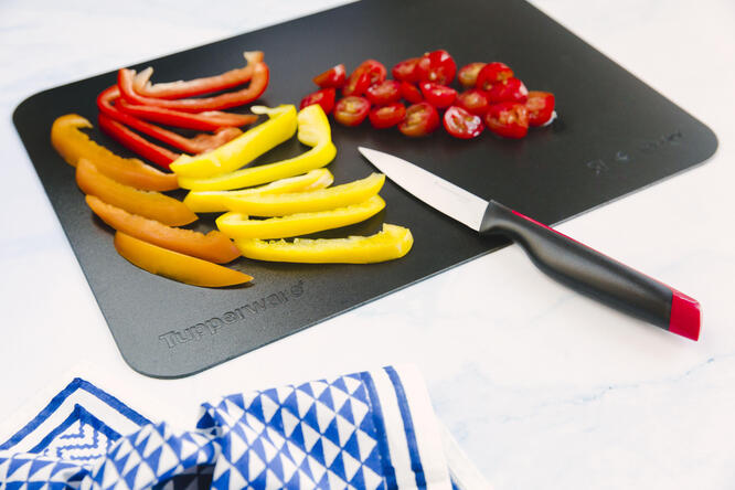 Tupperware Tagliere Flex Flexible Schneidunterlage -man kann Seiten hochbiegen und das Geschnittene sicher in einen Top oder Behälter geben