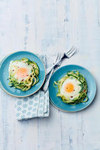 Nid de spaghetti de courgette et oeuf