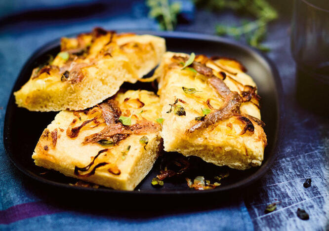 Tupperware Pane alla cipolla e acciughe 