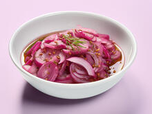 Schnelle rote Zwiebel Pickles